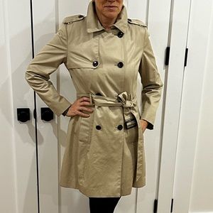 Lightweight khaki trenchcoat from Banana Republic